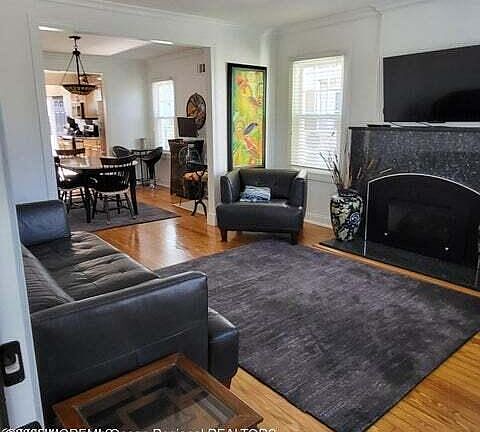 5th image of 303 Evergreen Ave