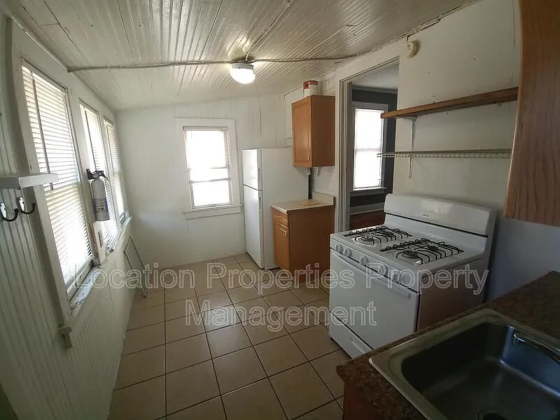 Studio, 1.0 bath, $925 — Photo 4