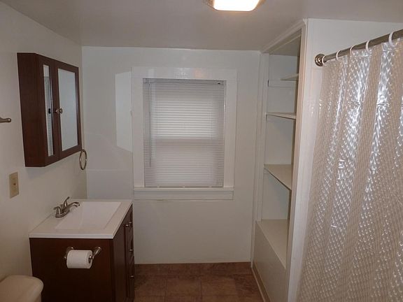 Updated bath w/ porcelain tile
