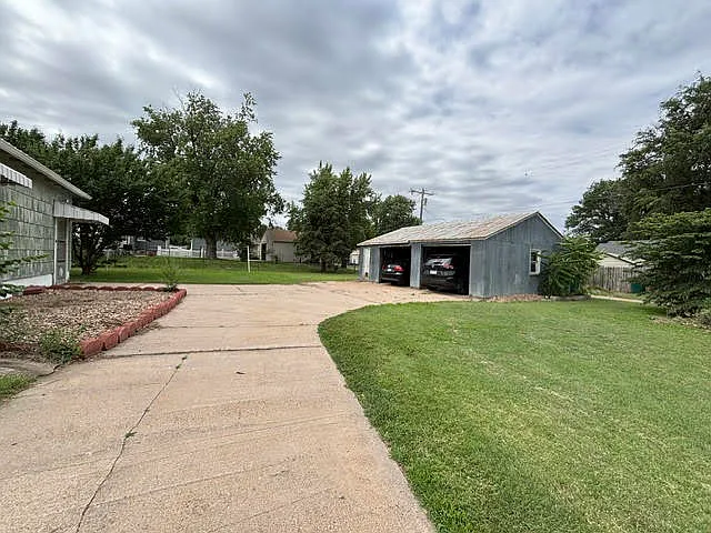 823 College Ave — Photo 3