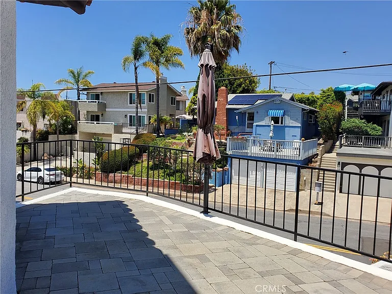 219 W Escalones — Photo 3