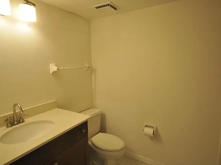 939 Robinhood Ct — Photo 7