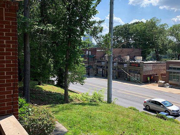 Walking distance to Piedmont Park, bars, restaurants, Publix, CVS, gym, and shopping!