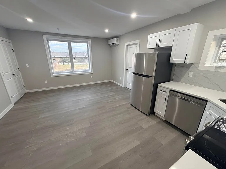 610 Broadway — Photo 3