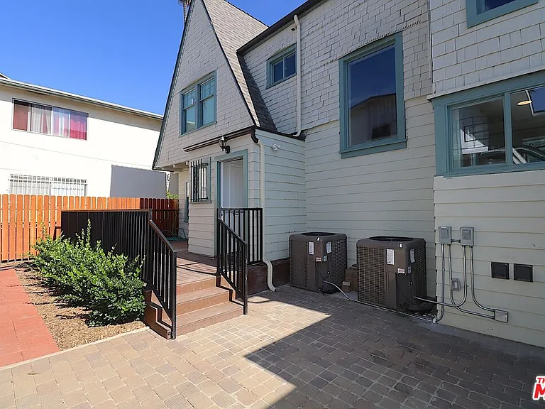2739 S Budlong Ave — Photo 31