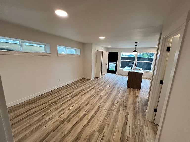 1223-1229 E Laurel St — Photo 9
