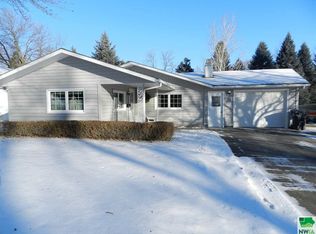 720 E 1st St, Sioux Center, IA 51250