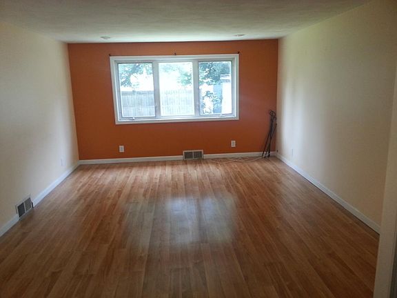5th image of 184 Mayville Ave