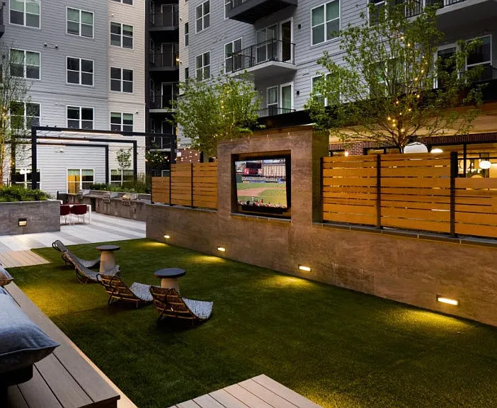 Sloan Clarendon — Photo 2