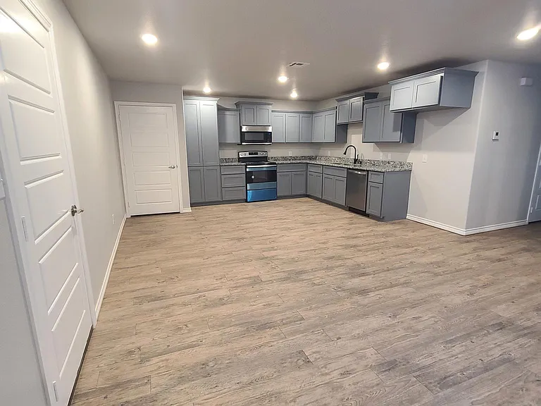 5523 Jarvis St #B — Photo 9