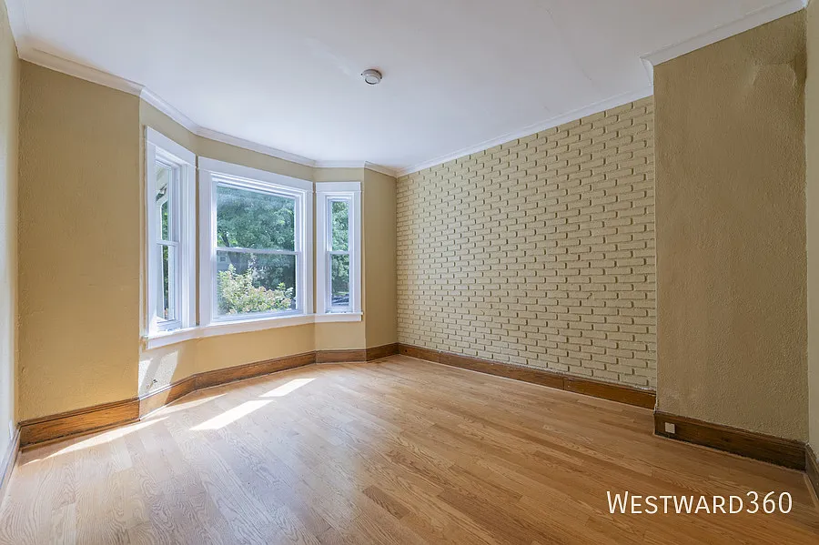 Spacious 2-Bedroom Apartment with Finished Basement in Rogers Park — Photo 4