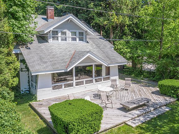 4th image of 324 Lakeshore Dr N