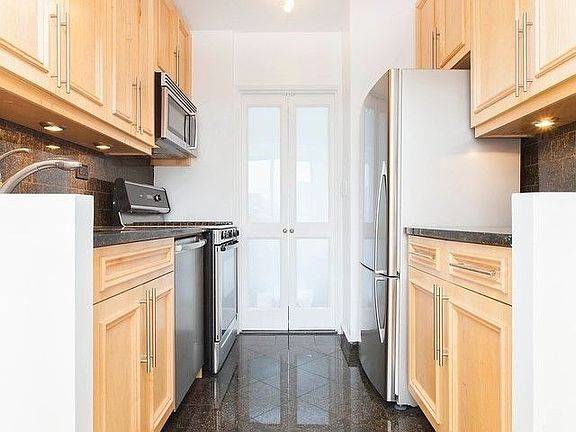 3rd image of 145 W 67th St APT 28k