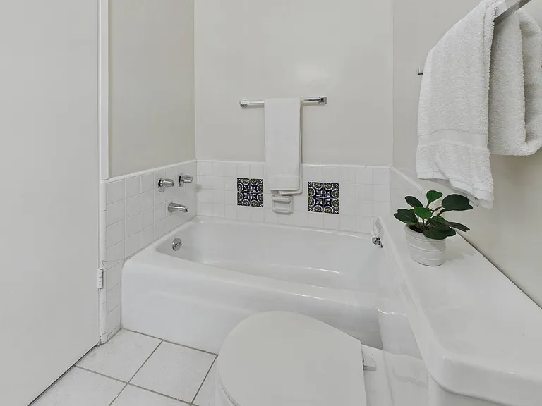 115 Doheny Apartments — Photo 37
