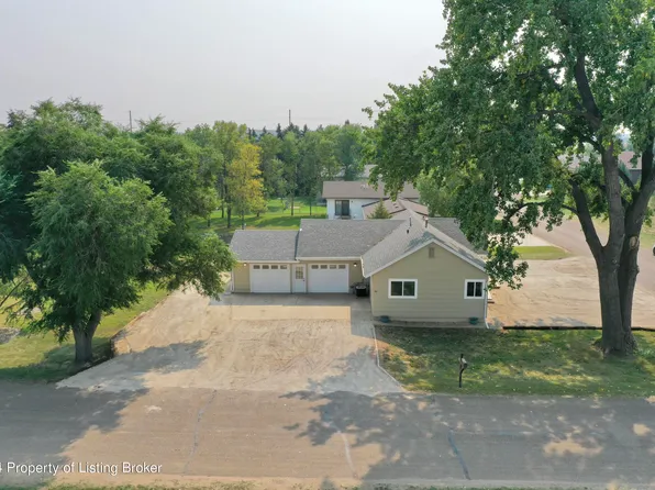 27 29th Ave SW, Dickinson, ND 58601