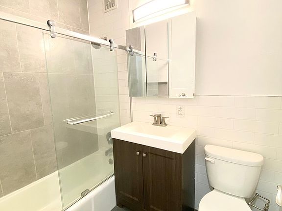 3rd image of 213 E 37th St #7G2