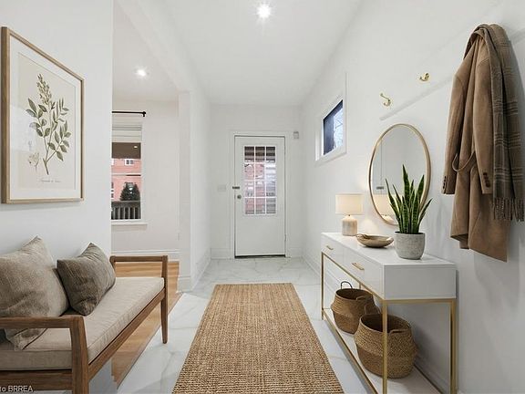4th image of 135 Marlborough St