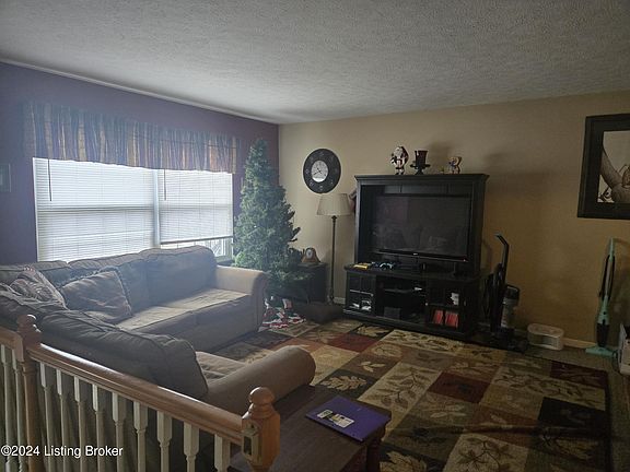2nd image of 998 Woods Hollow Dr