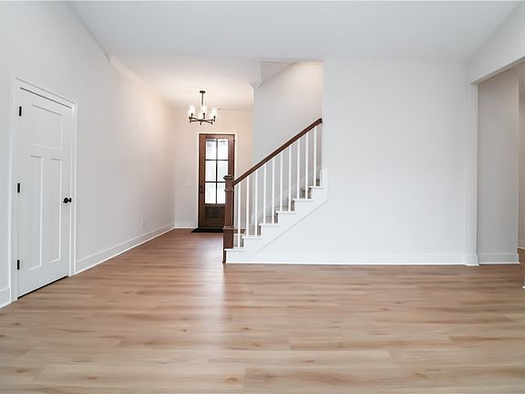4th image of 27 Blairgowrie Dr