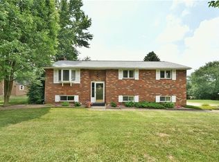 17 Chantrene Ln, Cecil, PA 15321