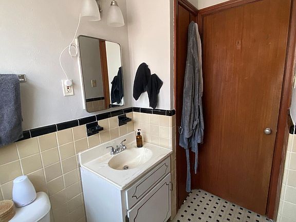 3rd image of 3942 Jamieson Ave #2
