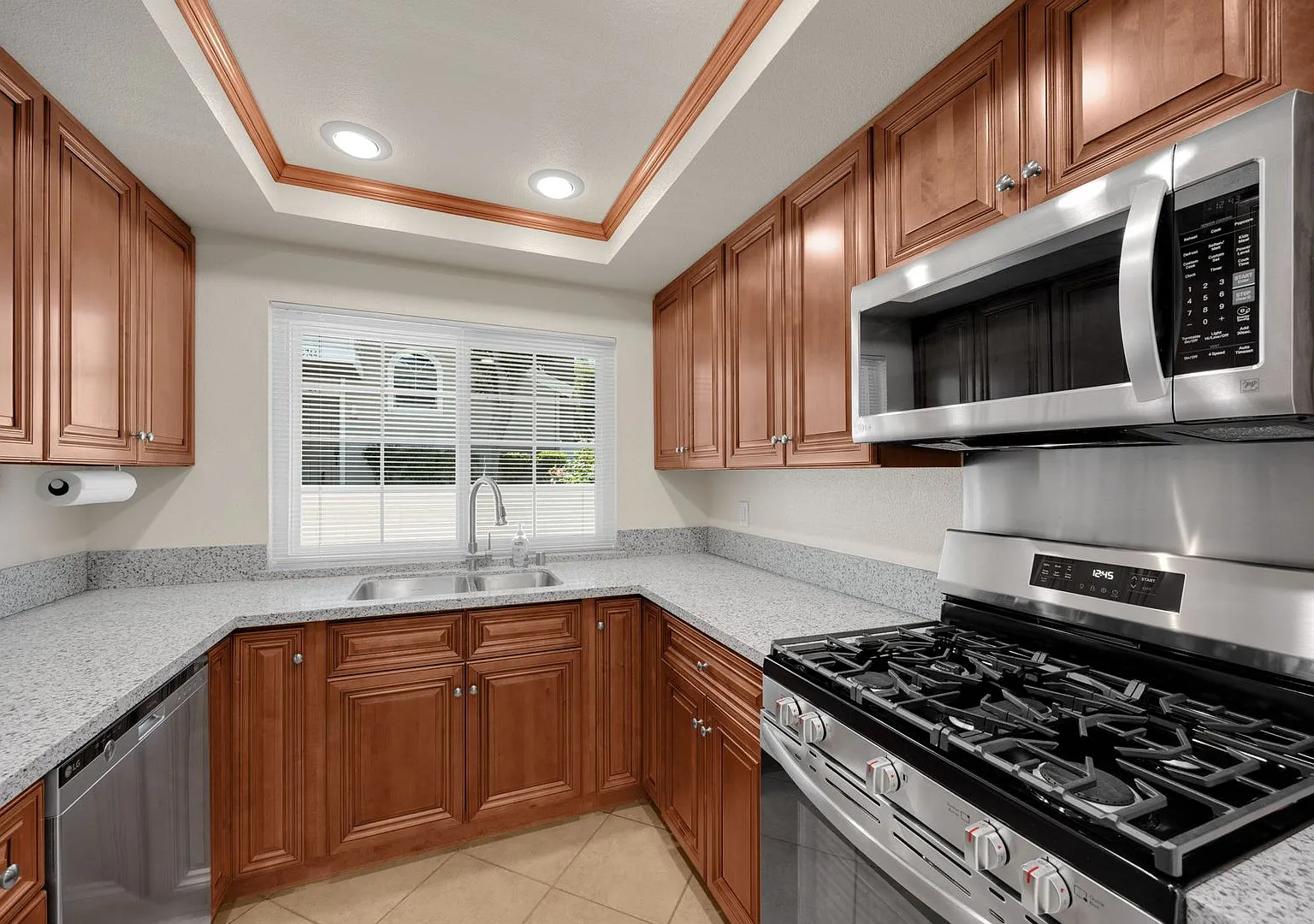 Newly Updated 2 Bed / 2.5 Bath Condo W/ Pool & Tennis Court — Photo 2