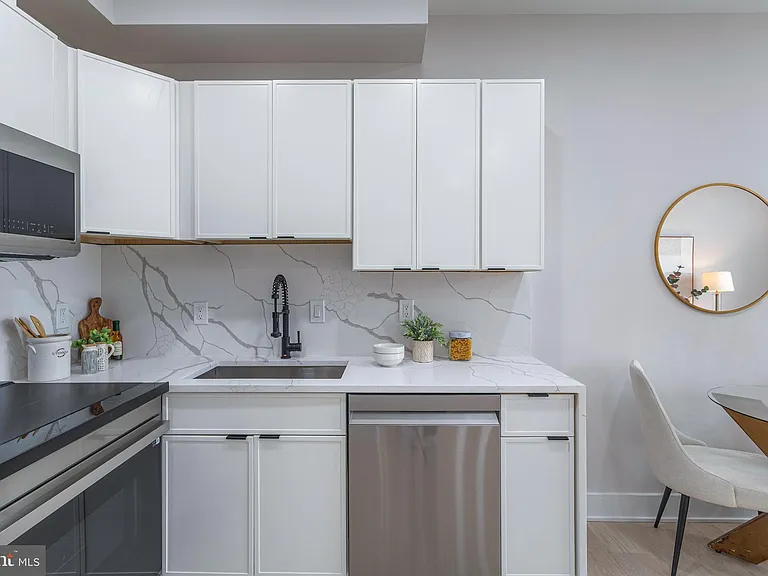 1516 E Capitol St NE #10 — Photo 10