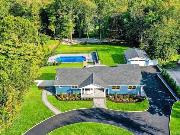 9 Susan Lane, Dix Hills, NY 11746