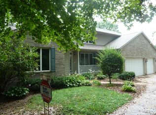 8 Walbrier Ct, Leclaire, IA 52753