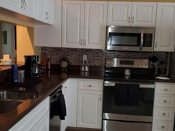 Upgraded Eat-In Kitchen