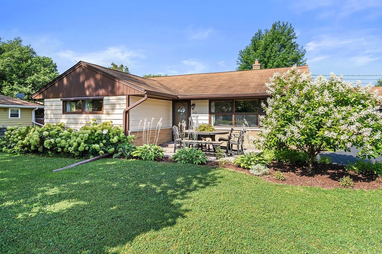 W202N9537 Club CIRCLE, Menomonee Falls, WI 53051 | Zillow