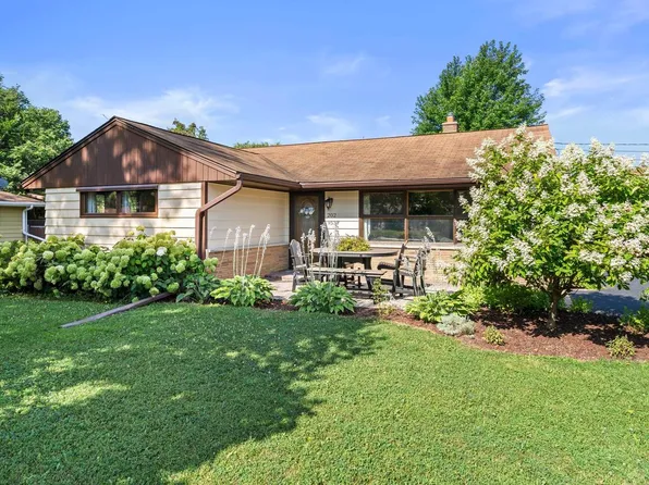 W202N9537 Club CIRCLE, Menomonee Falls, WI 53051