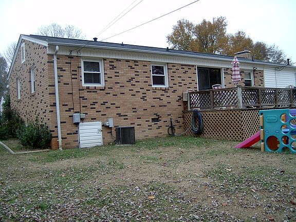 PRIVATE Fenced backyard with large deck for entertaining