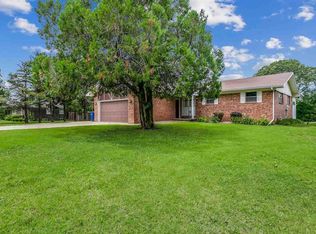 17 Hawthorne Dr, Valley Center, KS 67147