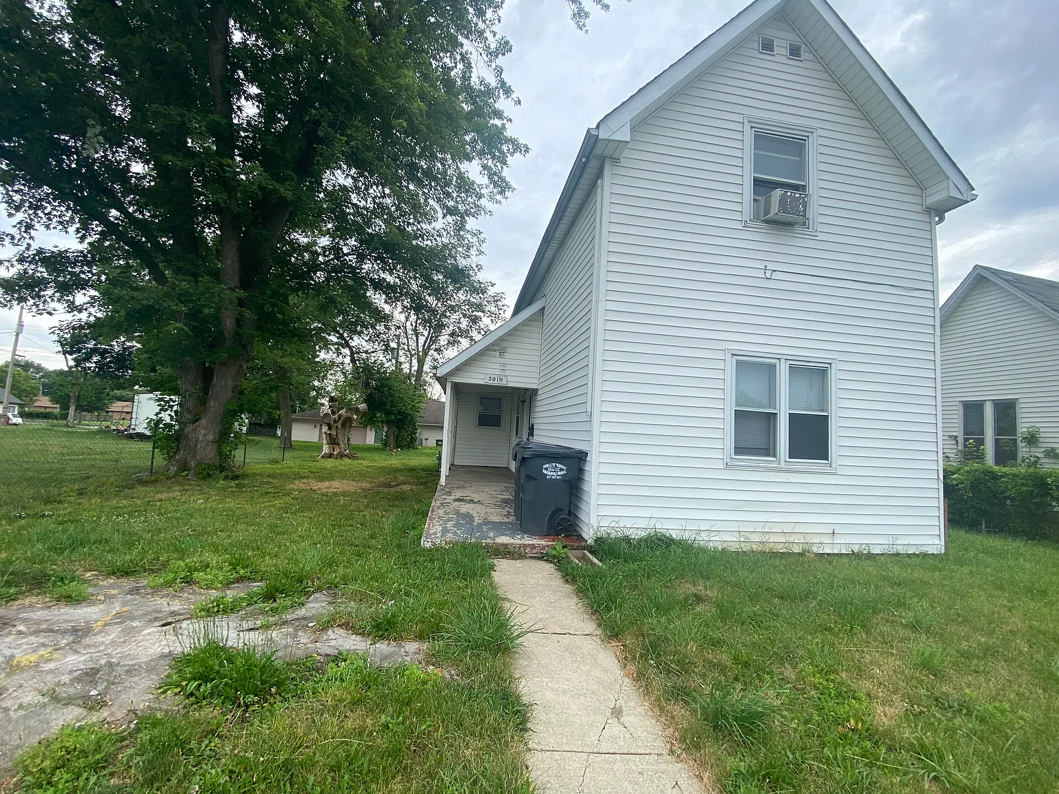 3 bed, 1744 sqft, $950 — Photo 2