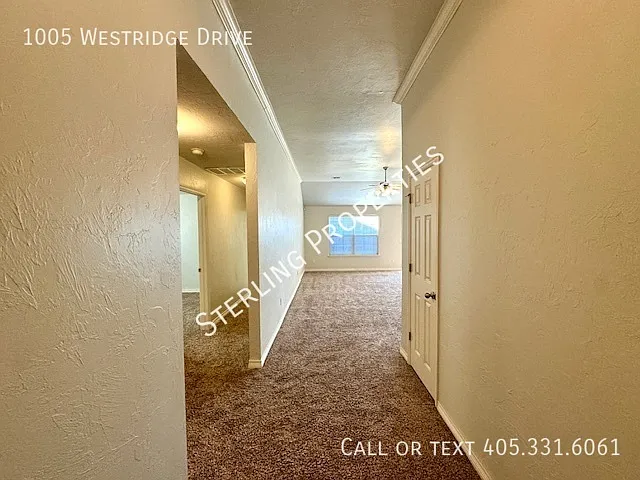 1005 Westridge Dr — Photo 2