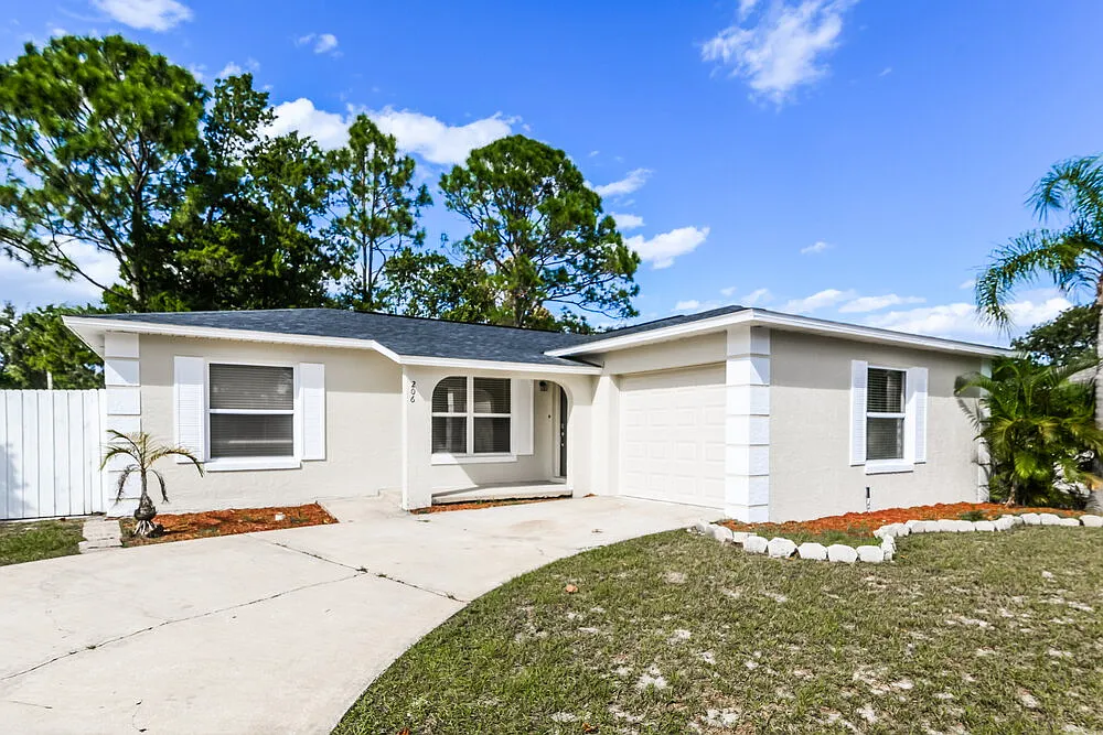 3 bed, 2.0 bath, 1154 sqft, $2,075 — Photo 1