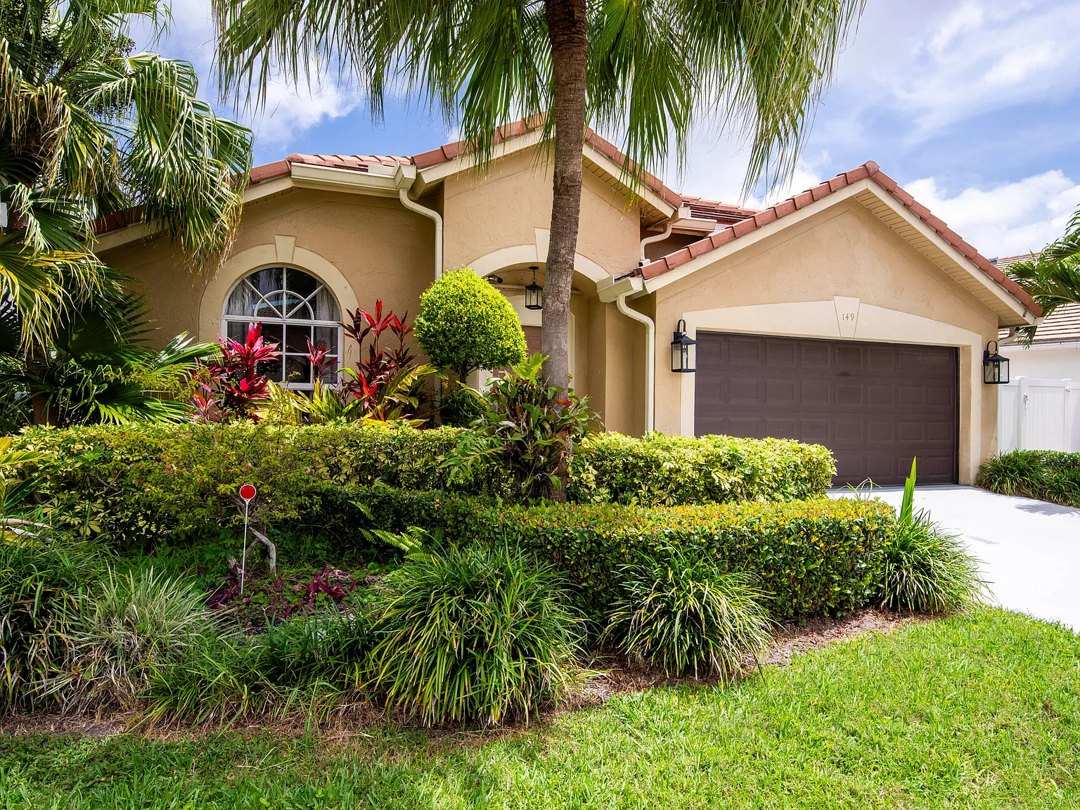 3 bed, 2.0 bath, 1701 sqft, $4,200 — Photo 2