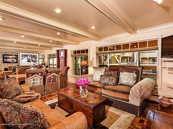 Lookinginto 390 from Front Door