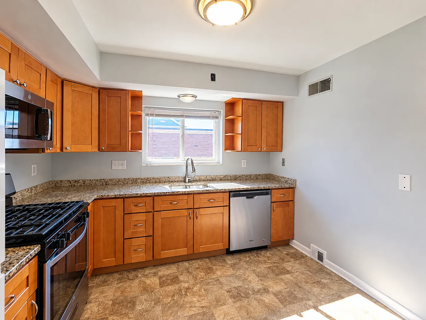 3 bed, 1.0 bath, 925 sqft, $1,965 — Photo 4