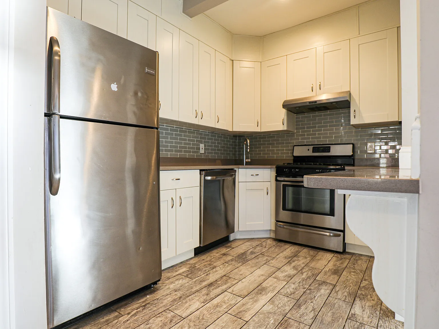 3 bed, 1.5 bath, 1500 sqft, $4,000 — Photo 1