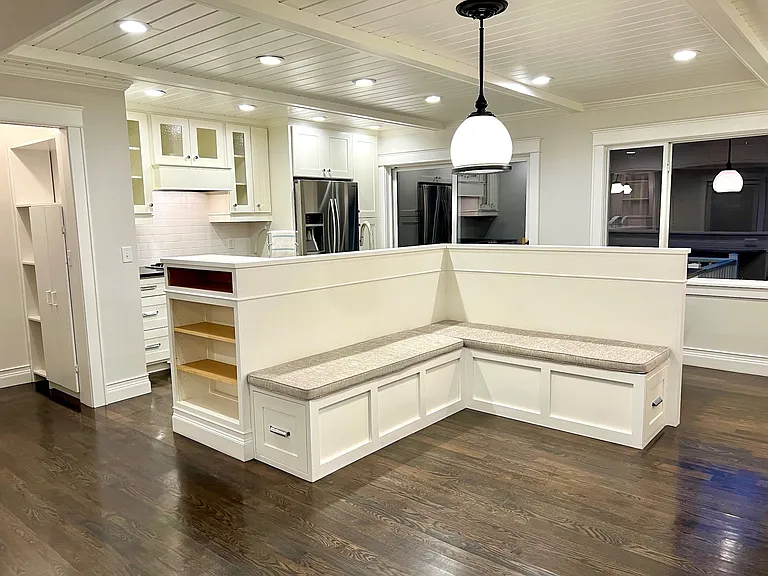 Enjoy meals for 2 seated at the countertop or spread out with the family at your dining area with spacious built-in bench seating.