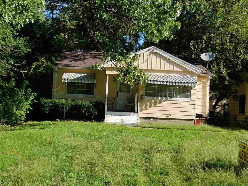 2131 W Butler St photo 1