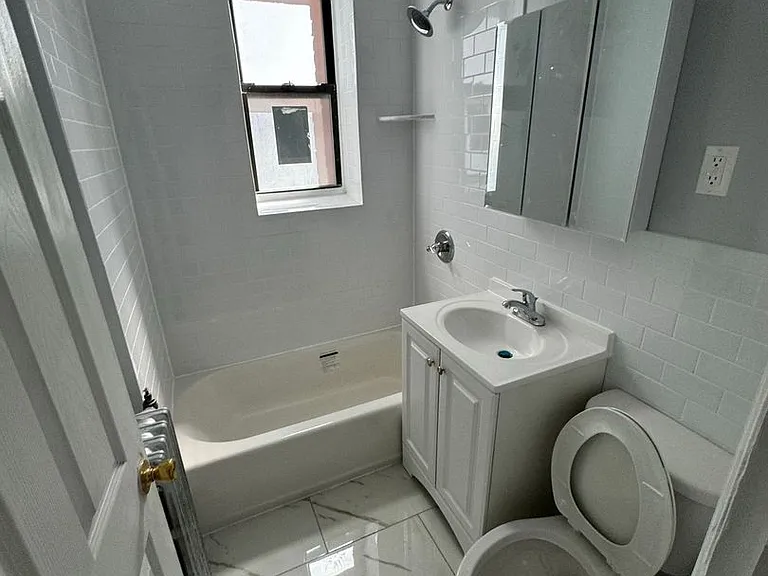 Hill Manor - Renovated Apartments Near Train Station — Photo 35