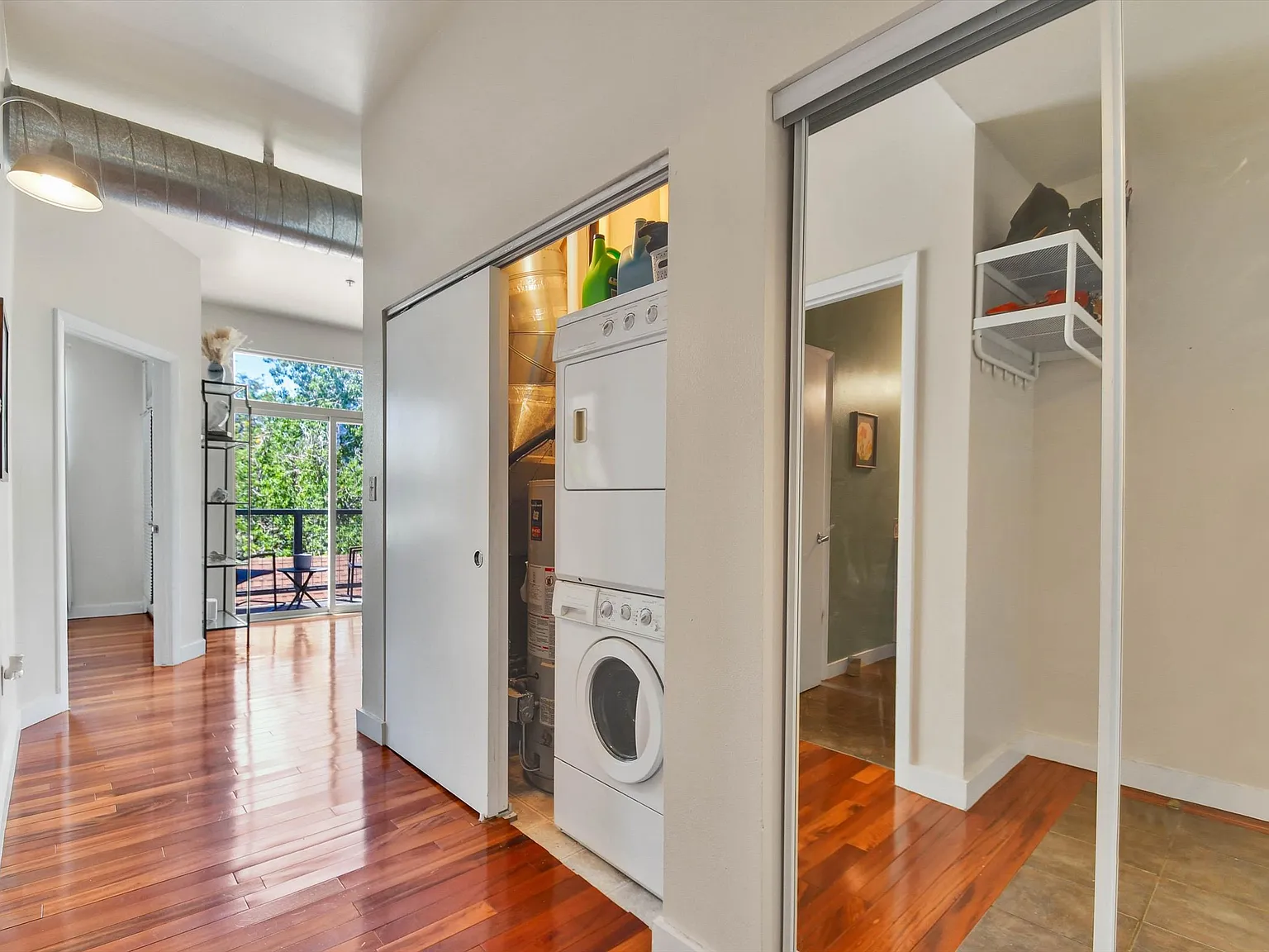 1 bed, 1000 sqft, $2,220 — Photo 2
