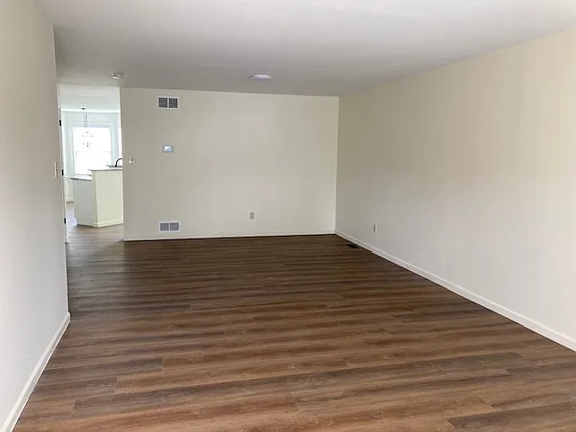 327-327 Oxford Pl — Photo 3