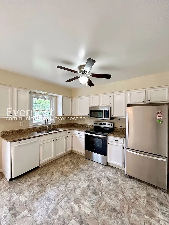 4 bed, 2.5 bath, 1995 sqft, $2,395 — Photo 2