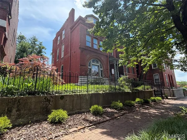 2346 Albion Pl, Saint Louis, MO 63104