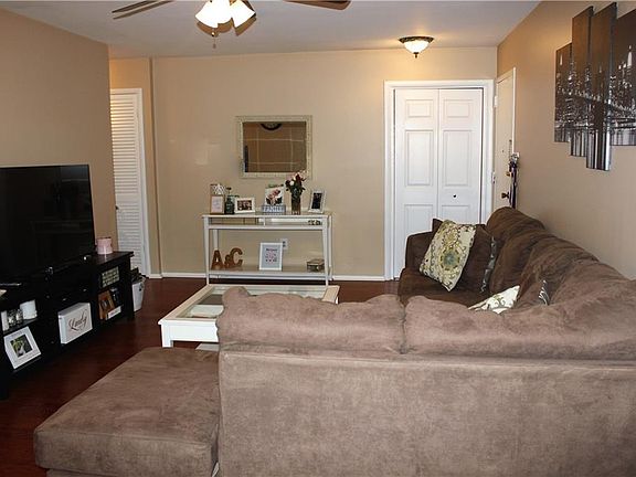 4th image of 990 Sierra Vista Ln