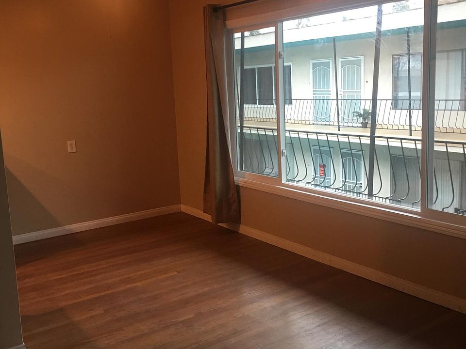 Dining Area/Hardwood Floor/Ceiling Fan